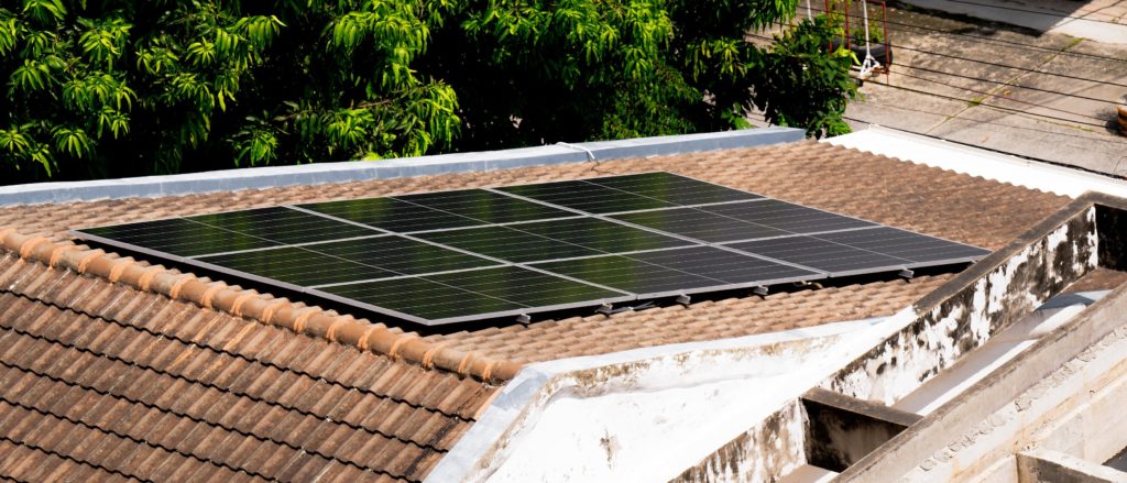 Paneles solares térmicos instalados en tejado en Almazora por Esteban Mundina